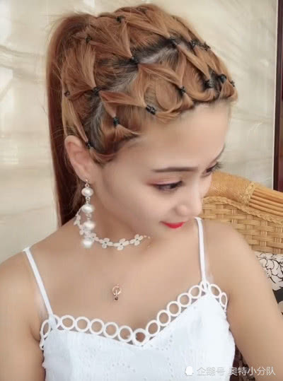 抖音"啾啾姐"走红,"捕梦网发型"圈粉无数,网友:看着都疼