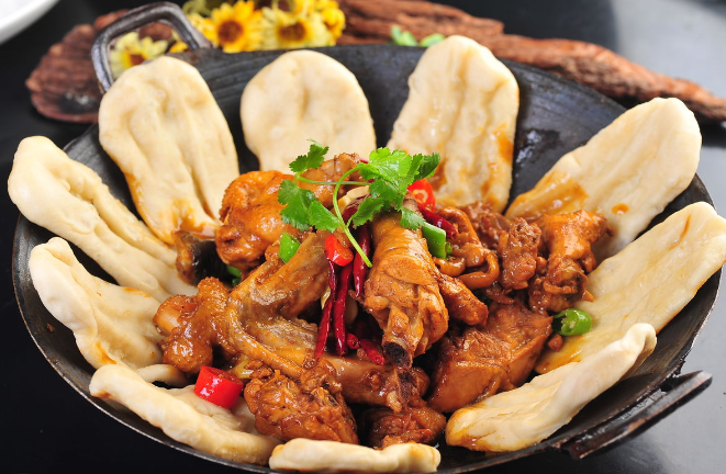 地锅鸡,一道口味鲜醇的中华传统名菜,喜欢就来尝尝吧