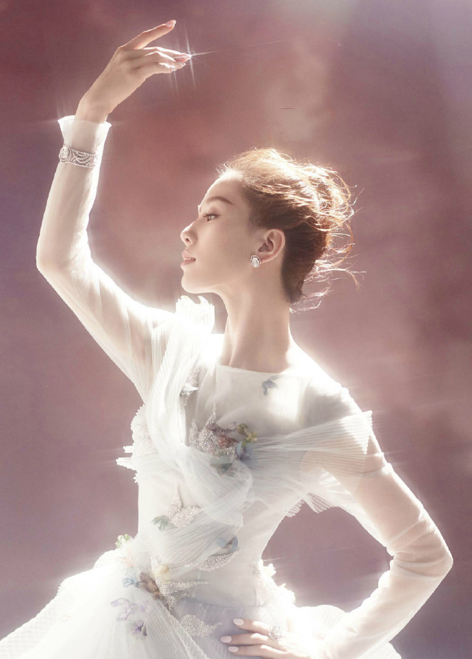 刘诗诗的这还张照片真的是美翻了,翩翩起舞的姿势仙气逼人!