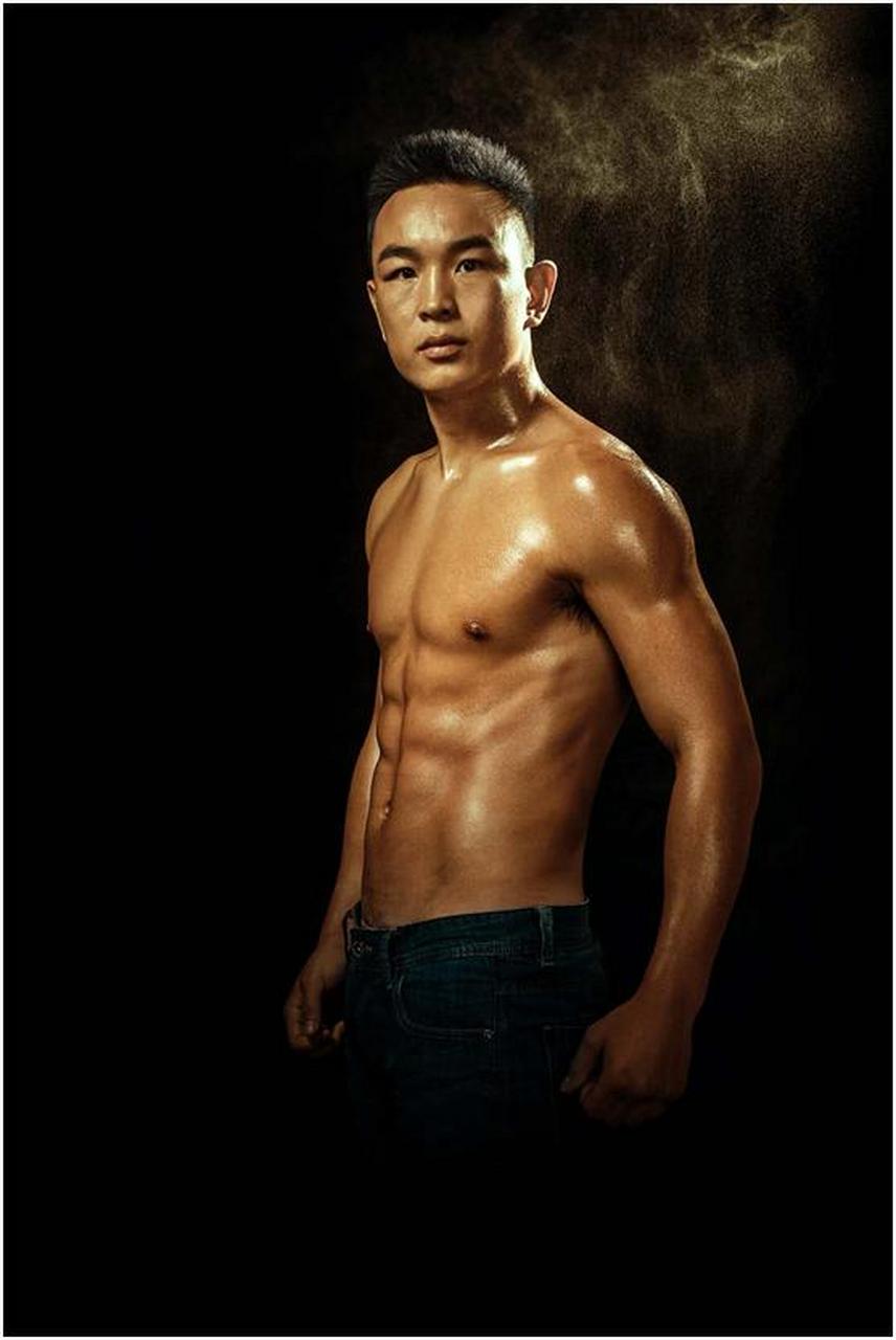 他说:"铁英华,听说你在中国被称为"虎王",前几场赢过光东,艾索塔鹏等