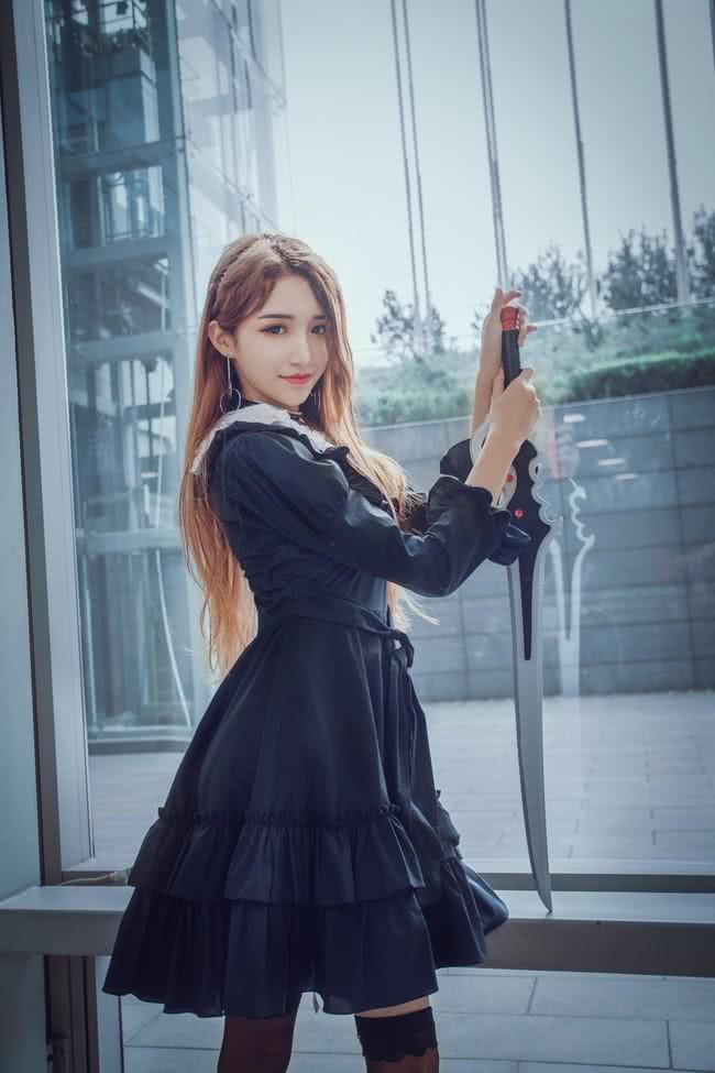 艾比成名前漫展cos,动作多变摆拍,手不小心暴露了自己的秘密