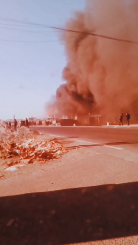 吉林榆树突发火灾,疑似为修配厂起火,浓烟滚滚并伴有明火