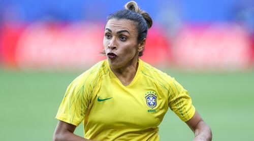 玛塔涂深色口红上阵破纪录,赛后承认是代言产品