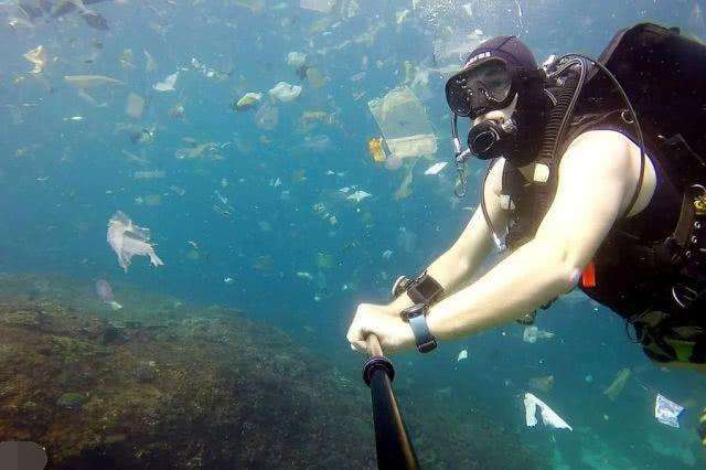 日本人带大家看海底1万米,深海中有一东西,给人类敲响了警钟