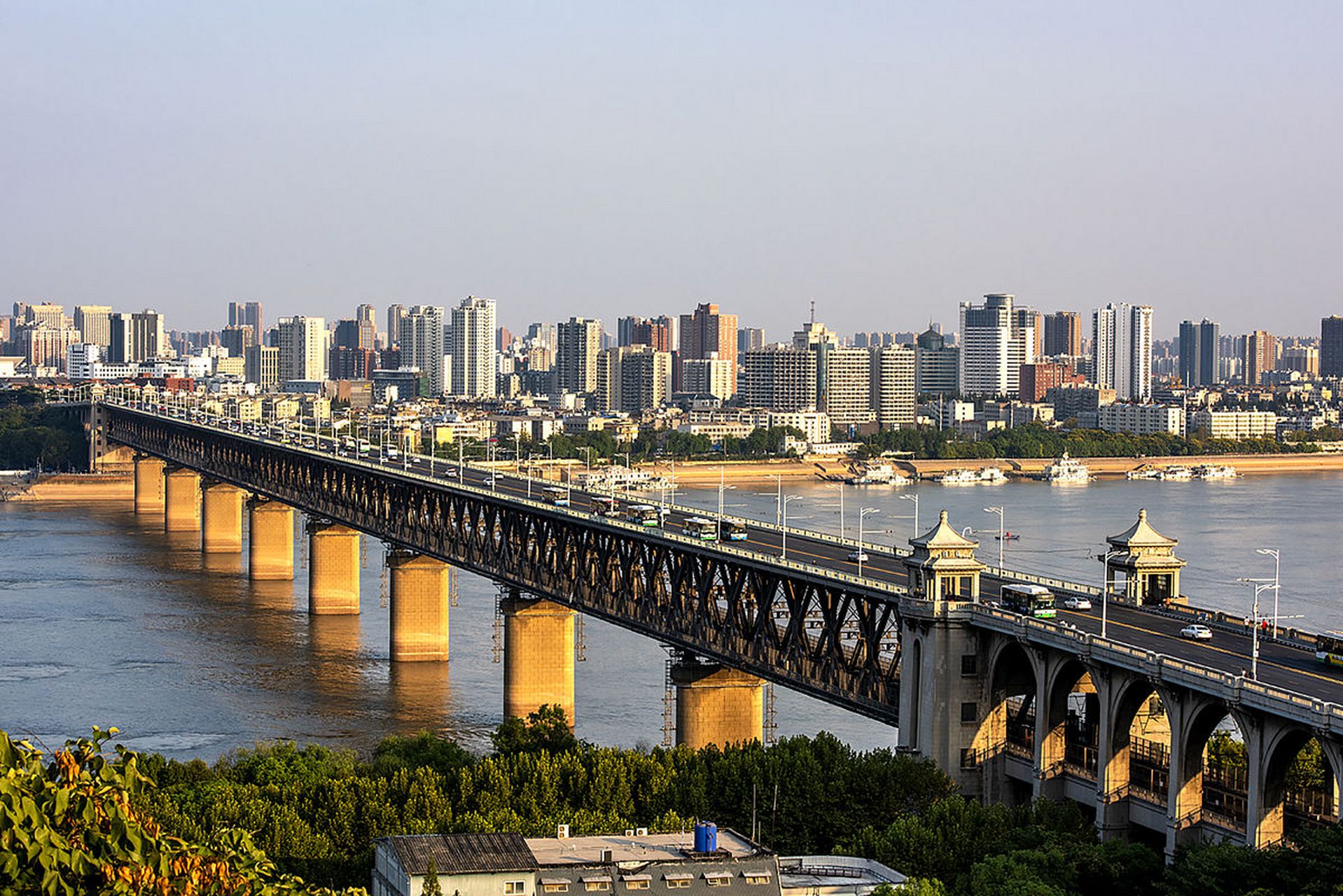 15日 公元1957年10月15日中国第一座跨长江大桥——武汉长江大桥通车