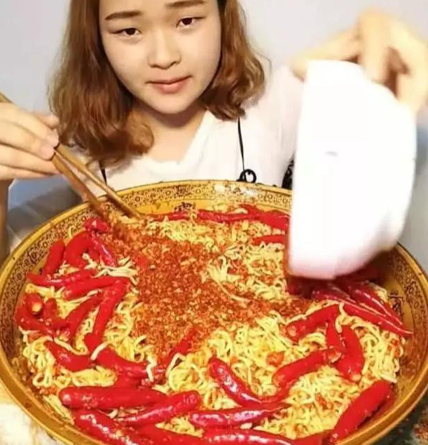 美女大胃王学密子君,挑战10斤火鸡面 一罐泡椒,结果"悲剧"了