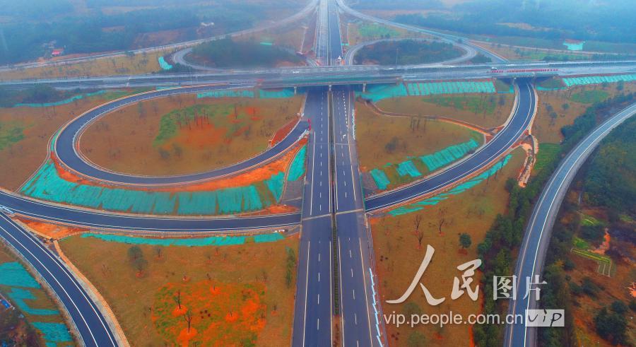 1月10日,雨中航拍壮观的广吉高速公路泰和北互通.