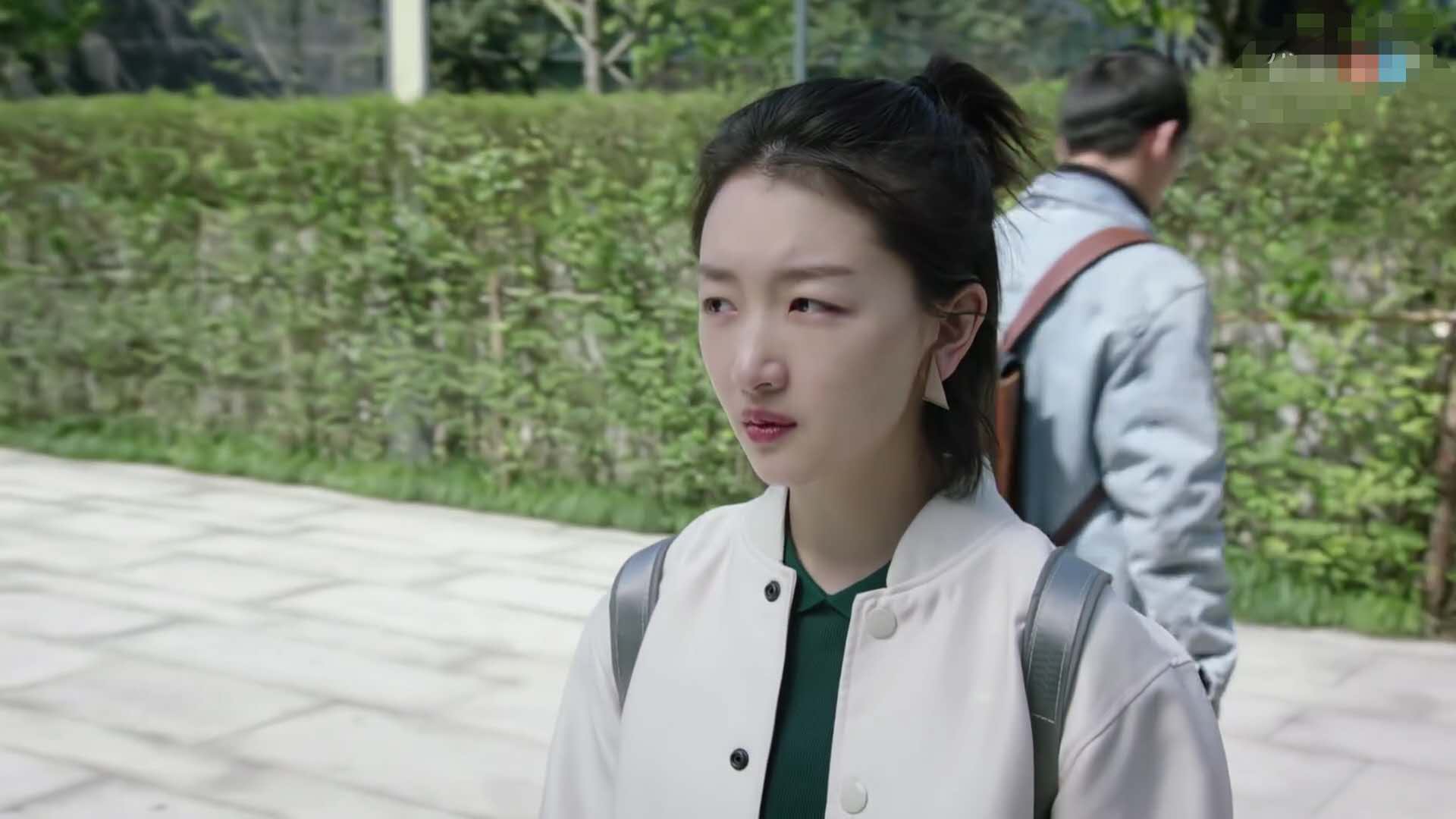 周冬雨新剧《幕后之王》,剧中身穿减龄少女装,她教你如何穿搭!