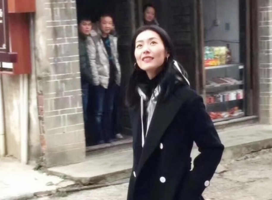 超模刘雯回湖南老家在街头散步,被网友拍成了一米五
