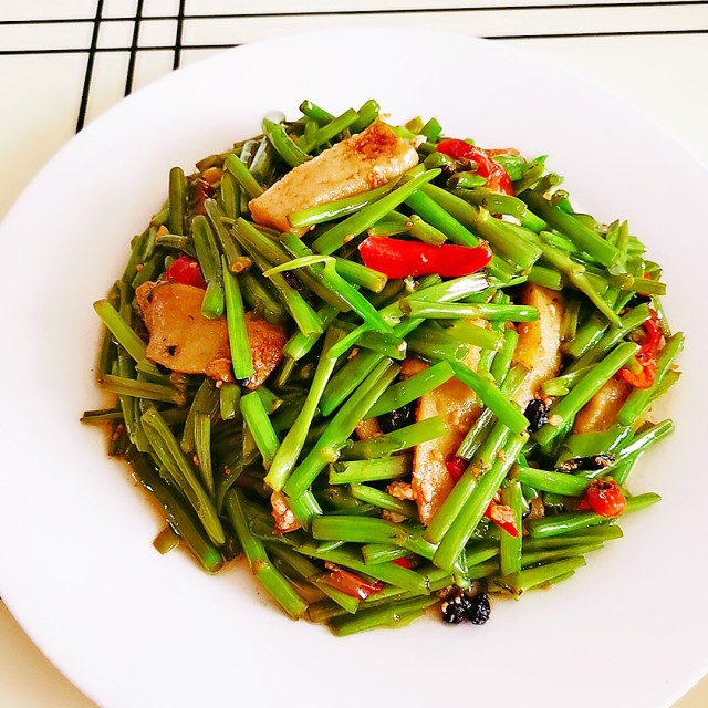 空心菜梗炒午餐肉,清爽脆口下饭,十分钟就搞定