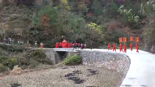 [图]贵州农村，抬了顶大花轿走在大山里的小路上，好喜庆