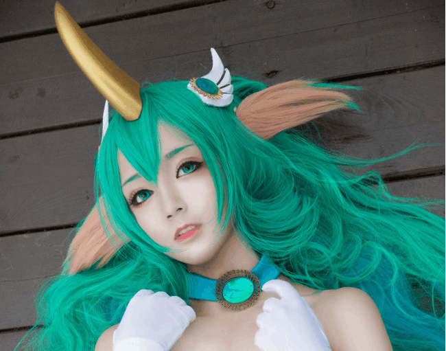 lol:索拉卡cos,肤若凝脂超有气质,你的好友快乐星妈已上线!