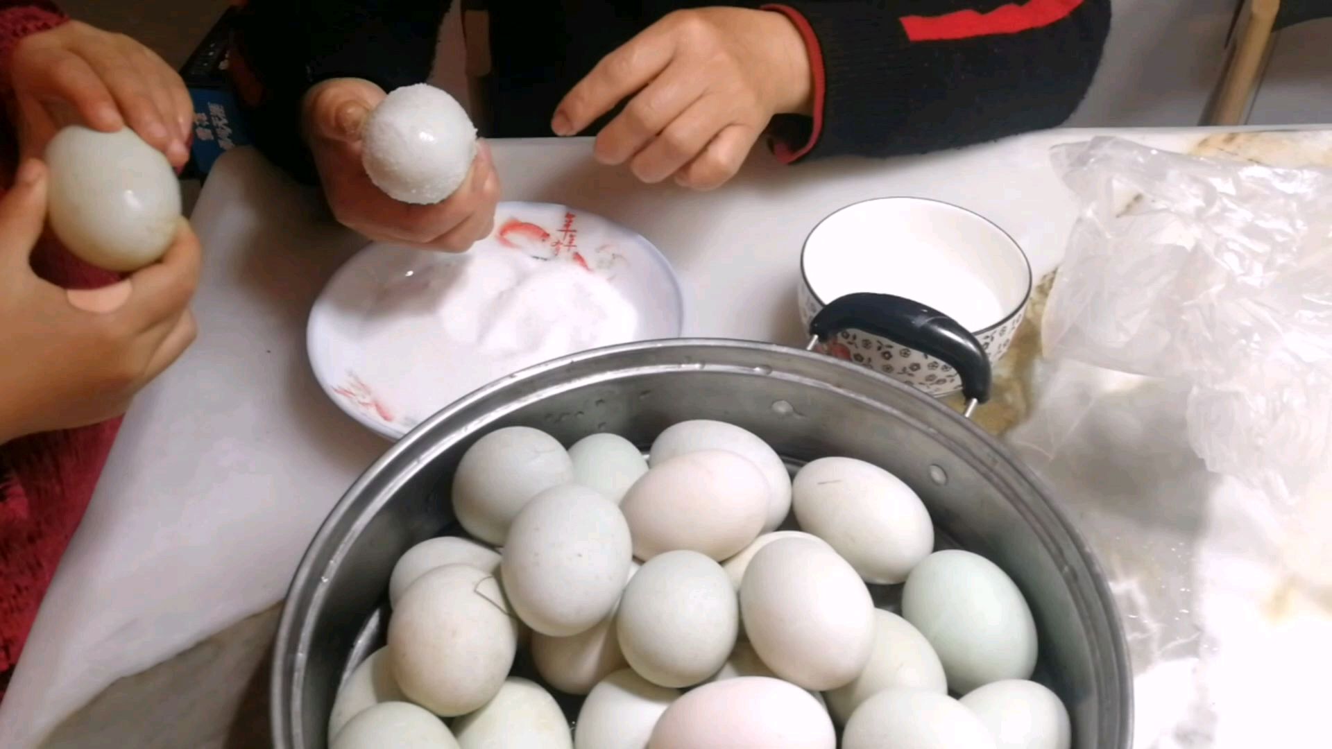 高手在民间,四川大妈腌咸鸭蛋方法曝光,只需两步,鸭蛋不咸不淡