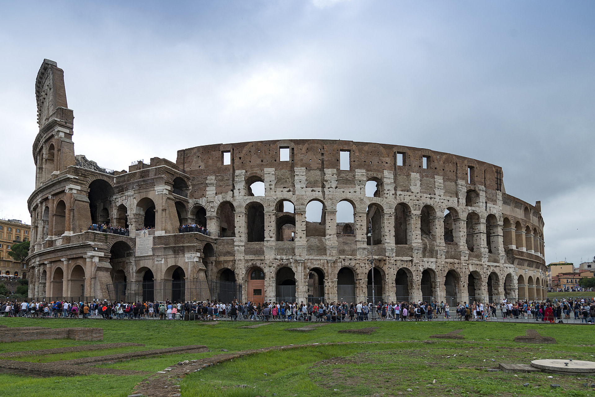 罗马共和国和罗马帝国有一条法律:  如果一个孩子,其父为奴隶,母为