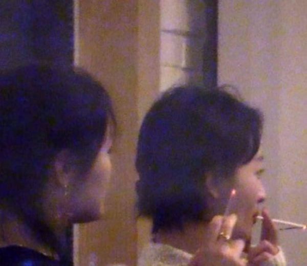 何炅ktv唱歌谢娜伴舞,一旁抽烟的周冬雨亮了,清纯形象