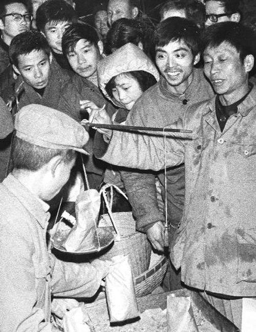 卖瓜子卖成百万富翁,却曾经三次入狱,连娶四任貌美妻子