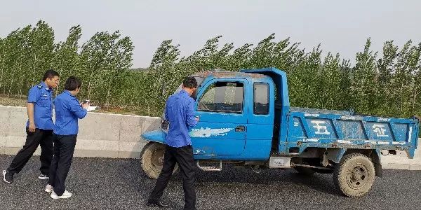 道路遗撒图片