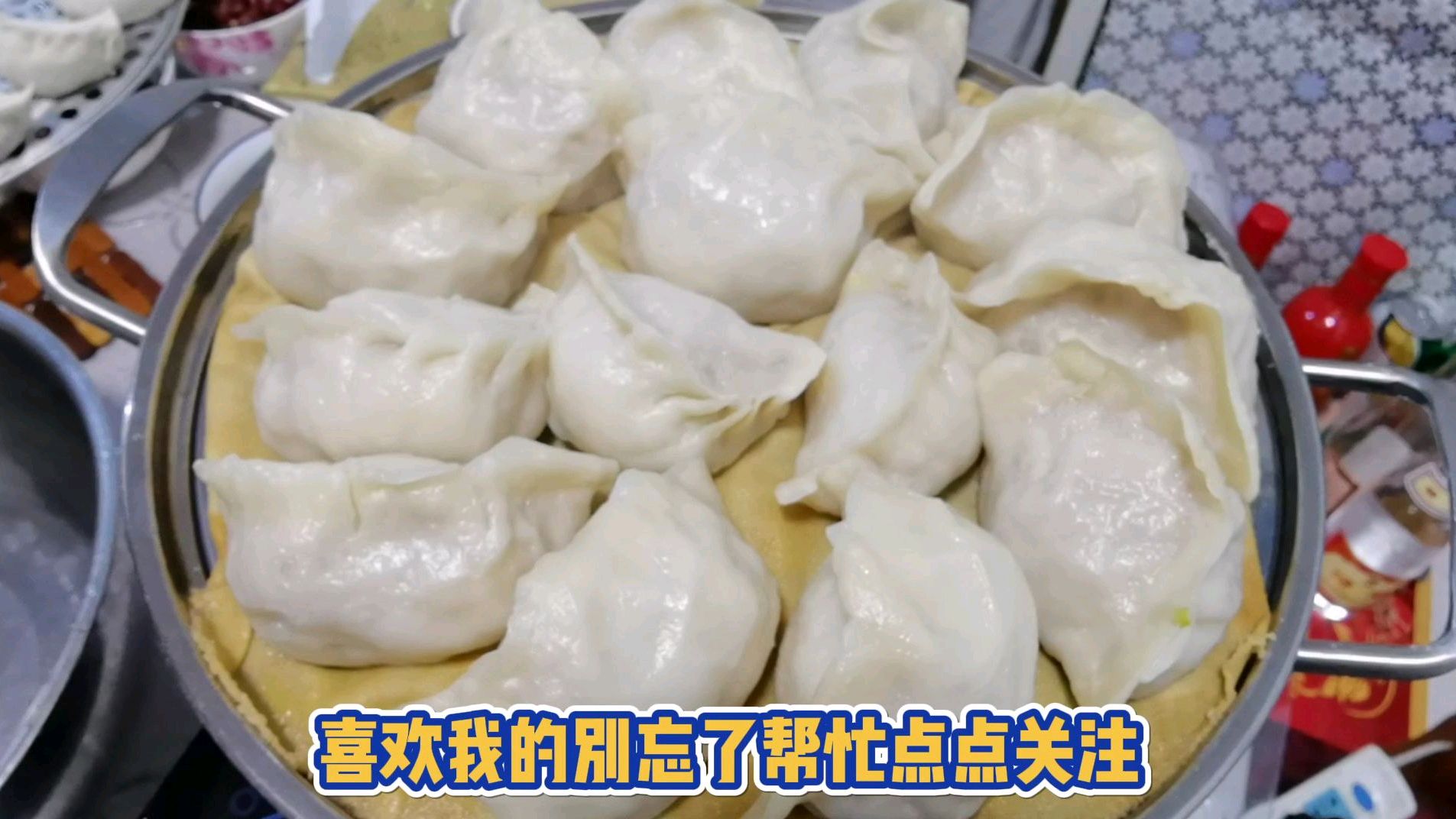 猪肉萝卜蒸饺的家常做法,皮薄馅大,和面调馅都有讲究