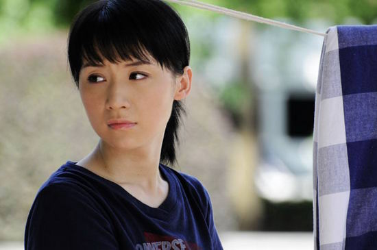 她凭借《笑着活下去》而走红,红极一时,现在却无人认得出!