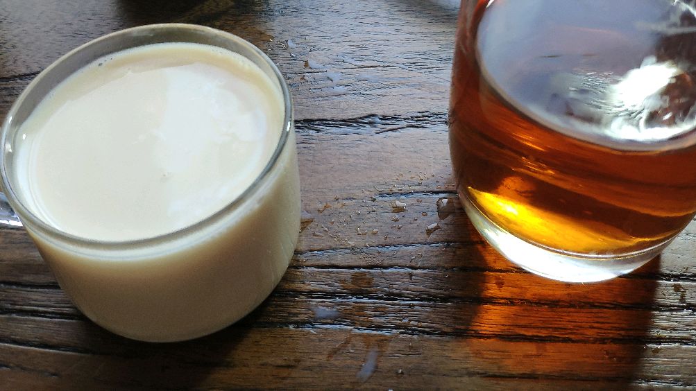 自制红茶奶茶步骤简介——牛奶和茶汤比例为1:3
