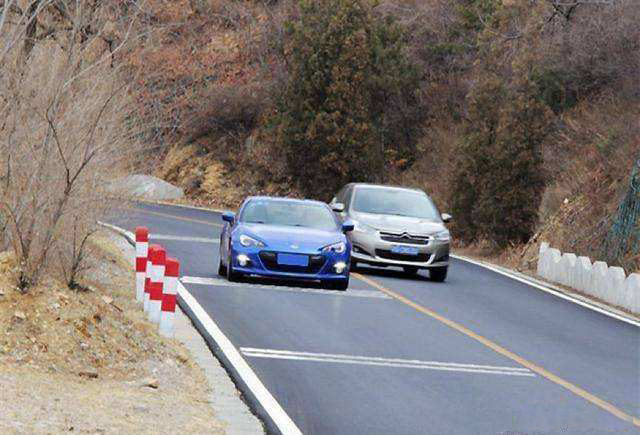 不明白超車定義:為什麼不能右超車,這可是一個不簡單的事情!