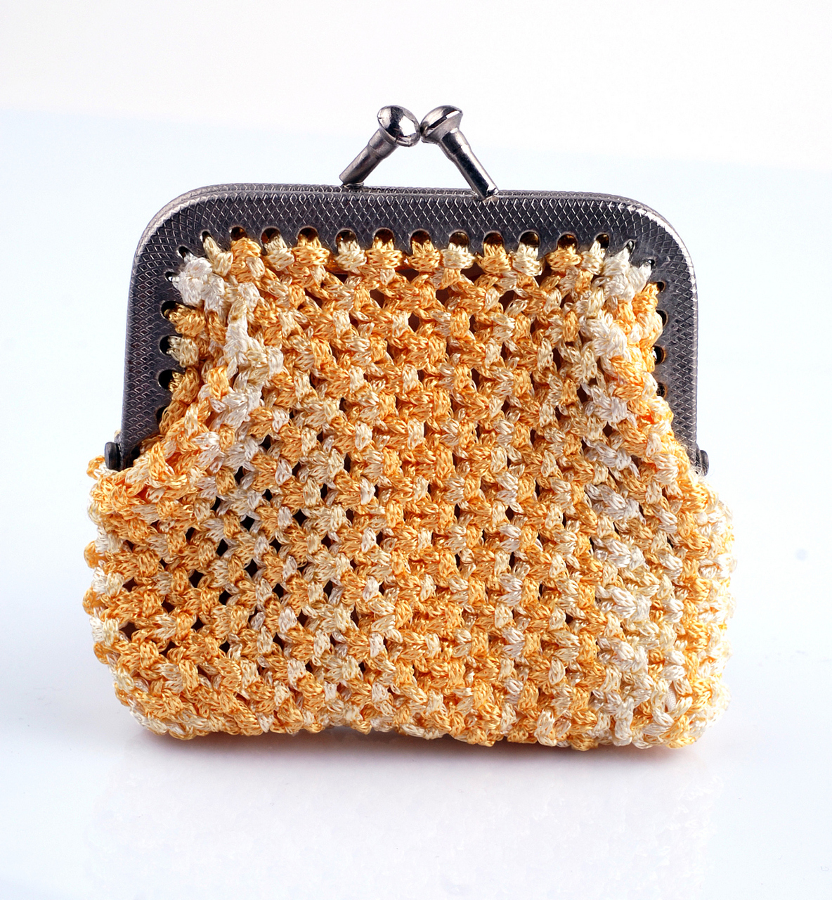 冰丝线轻盈,透气,由高科技纤维和纺织工艺结合而成