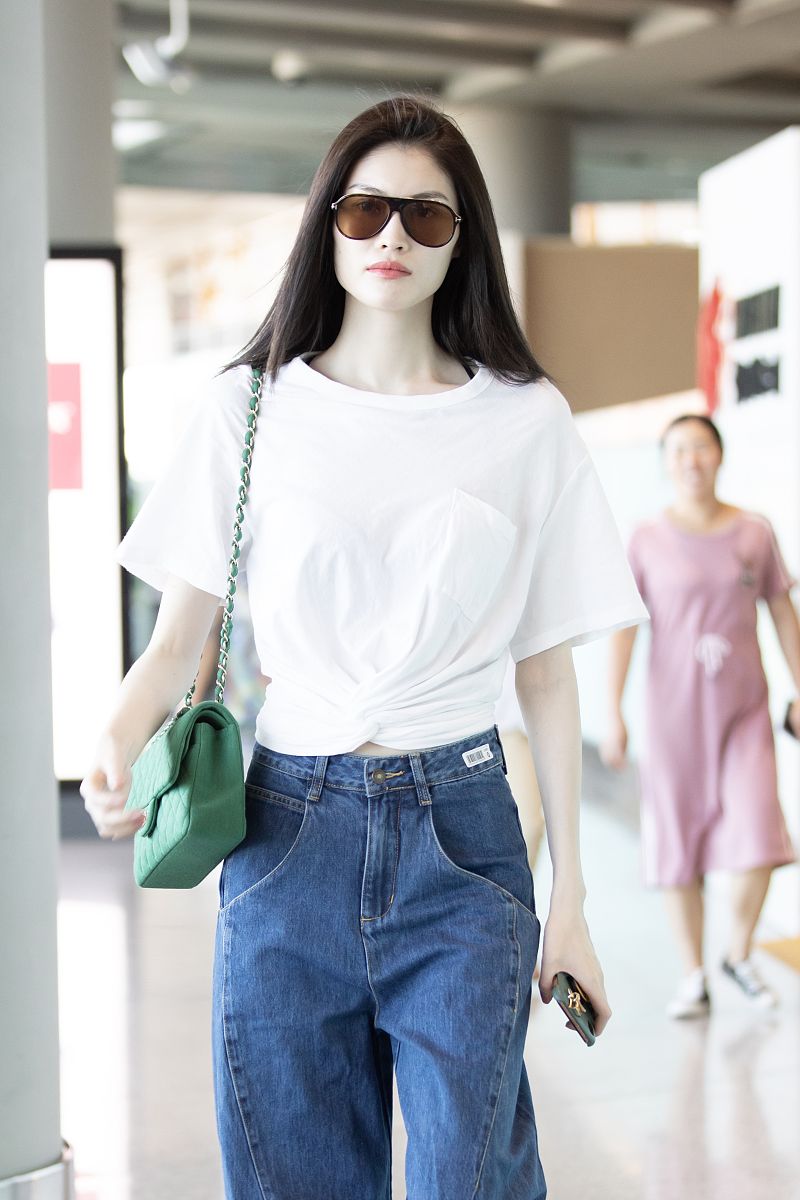 何穗街拍:白色褶皱t恤阔腿牛仔裤 chanel手袋小白鞋清爽高挑
