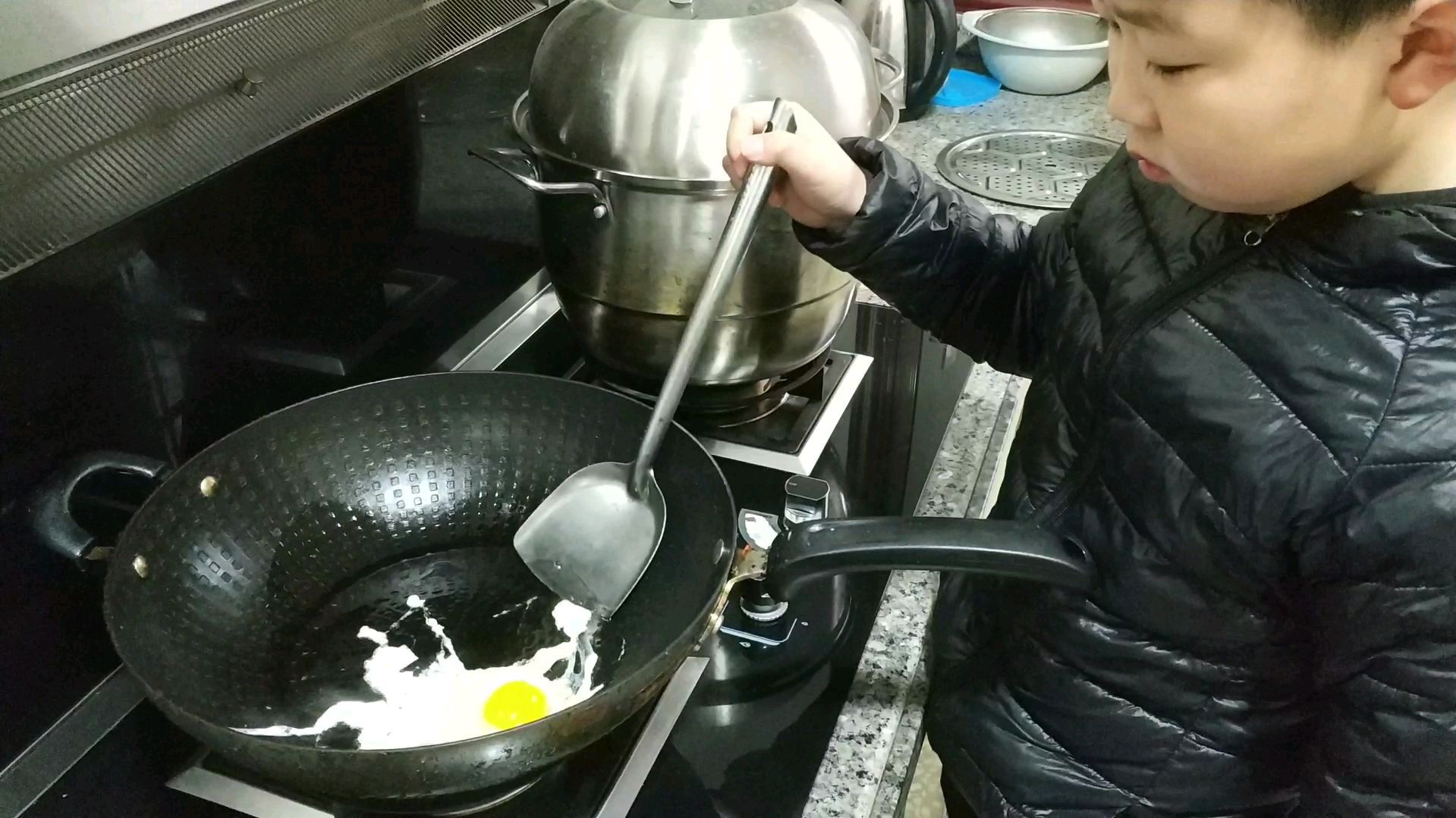 七岁的孩子还尿床,正常吗?早餐还遭嫌弃,哥哥自己上手了