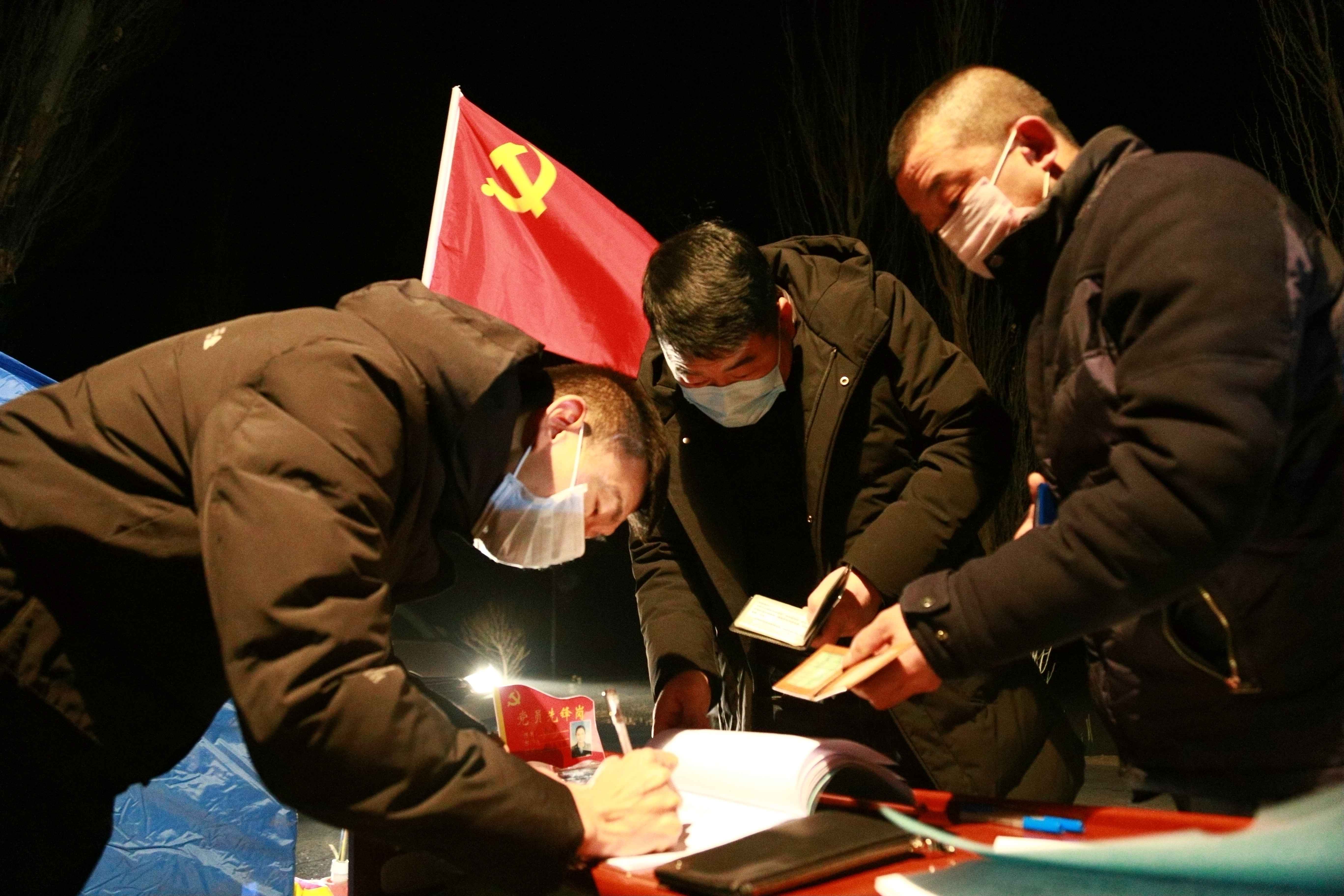 甘肃张掖:党员干部带头24小时值守 打响乡村疫情防控攻坚战