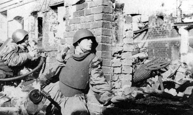 身穿钢胸甲 火烧日本兵,打不死的苏军突击工兵旅