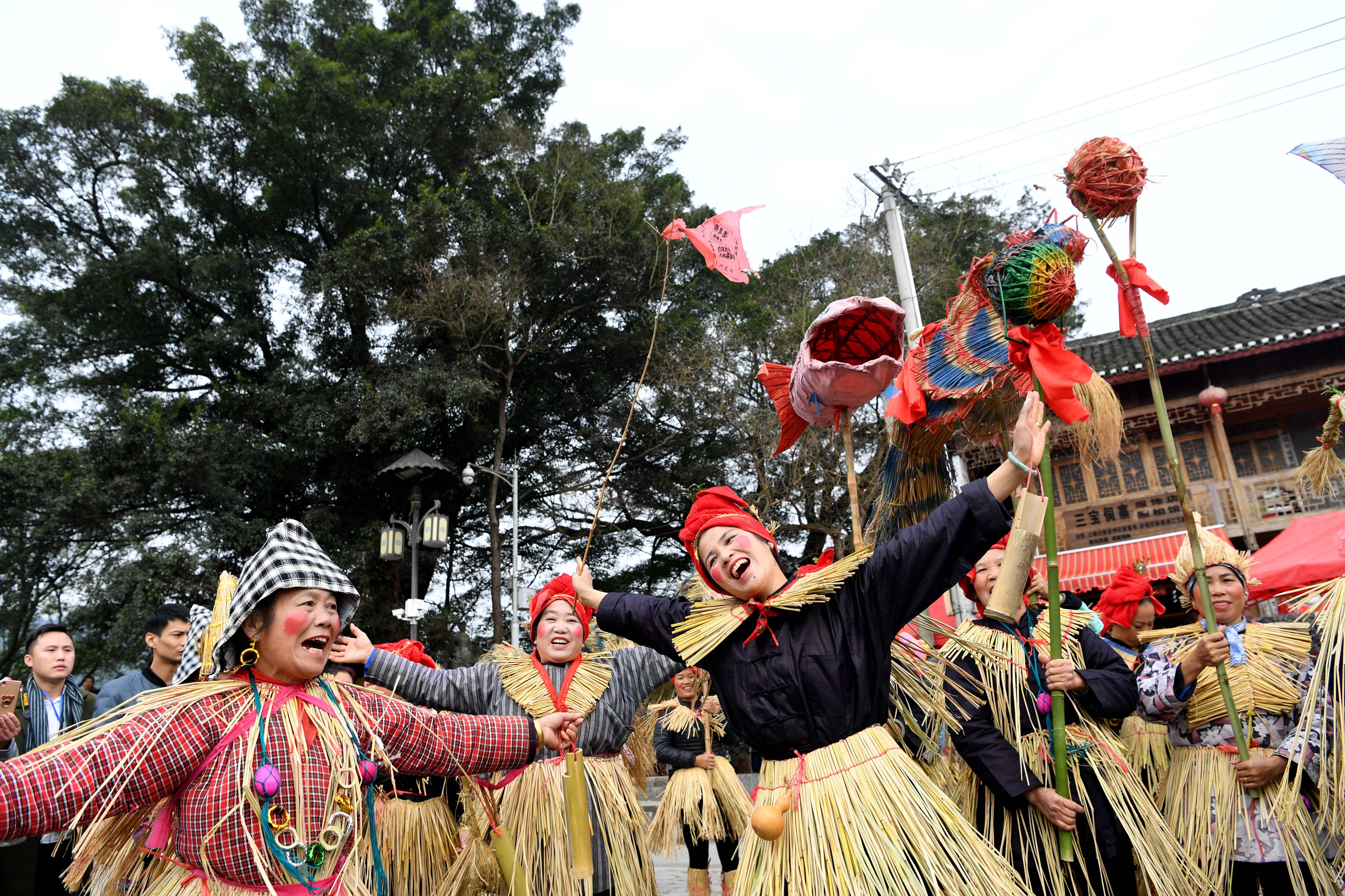 12月18日,在榕江县三宝侗寨,当地群众在祭萨仪式上跳舞.