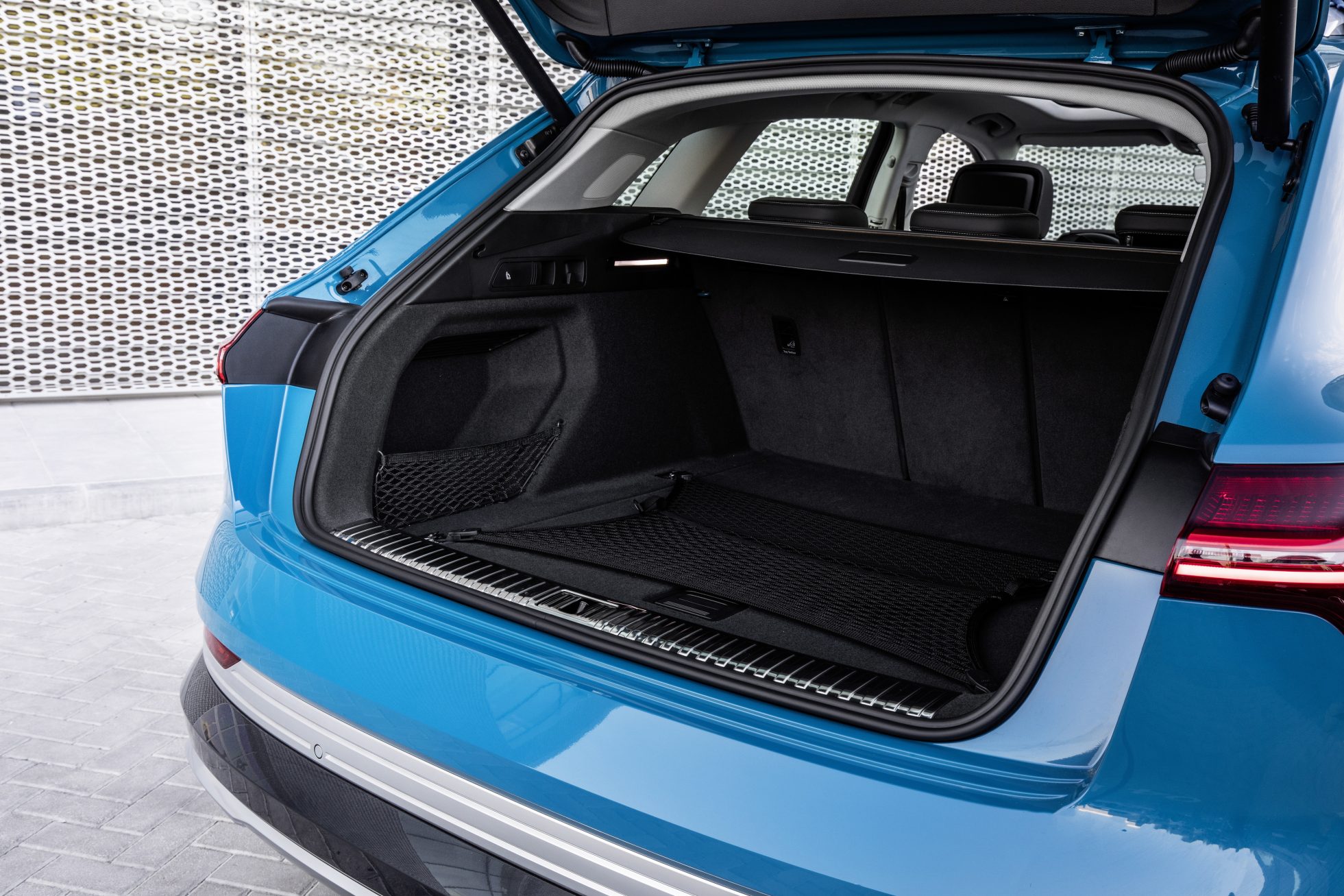 2019款奥迪e-tron的后备箱空间达605升,家用足够.