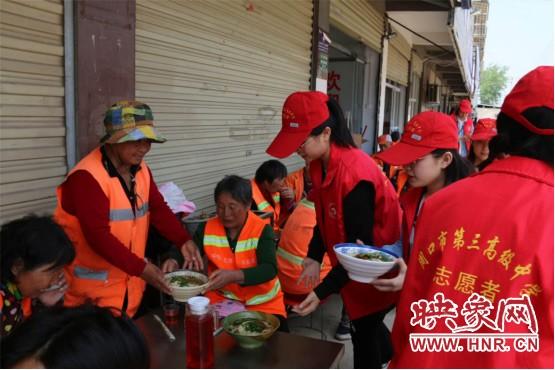 关爱环卫工 周口三高举行"墙上爱心饭"活动