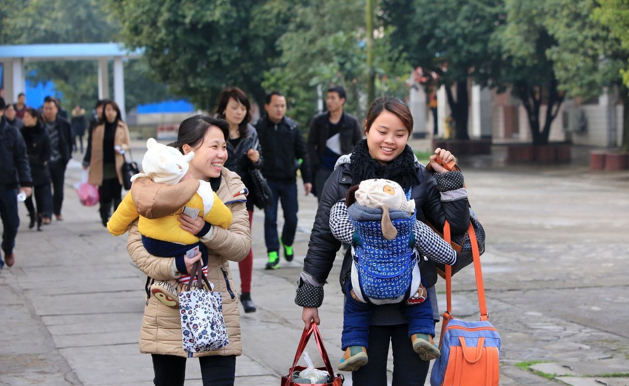 孩子学会走路之后,还要大人抱,不是变懒了,而是在释放这些信号