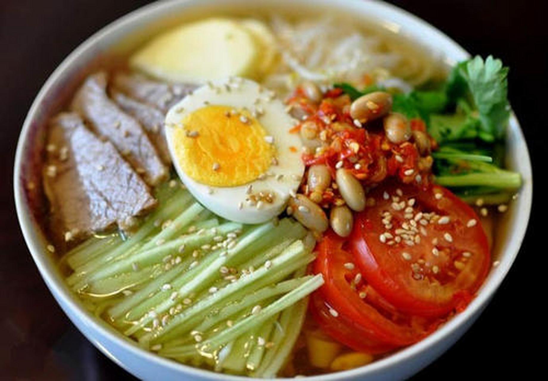 朝鲜冷面(俗称朝鲜面) 是驰名国内外的一种深受人们喜欢的传统民族