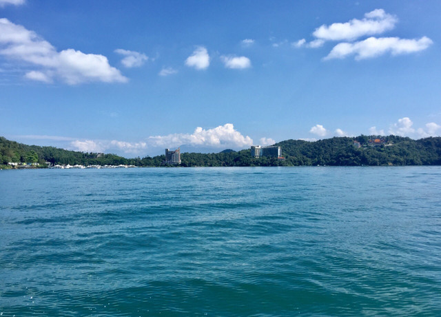 与厦门相连,是宝岛台湾,宝岛台湾里,有一泓美丽的日月潭.