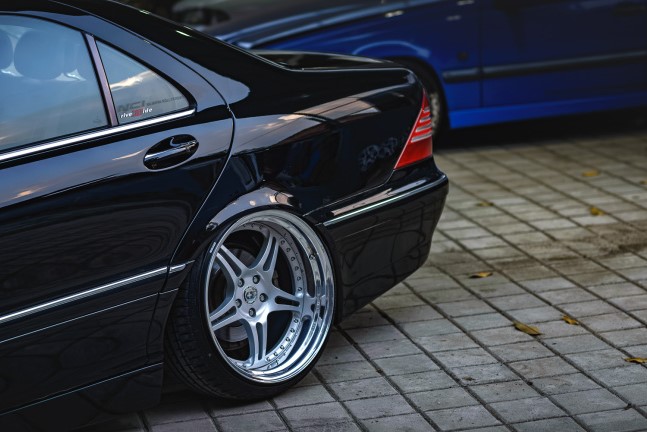 奔驰s级 w220低趴改装,让三叉星的光芒永恒绽放