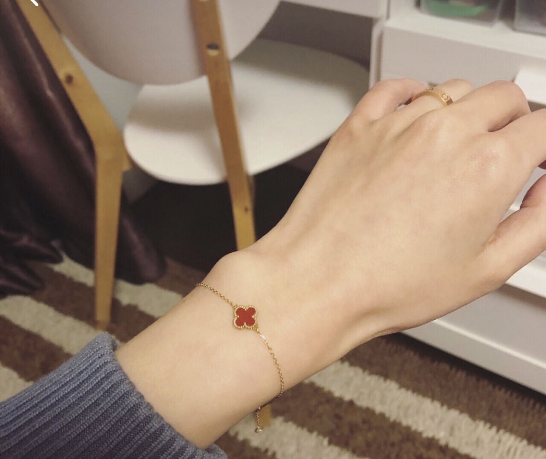 梵克雅宝四叶草手链 梵克雅宝四叶草 这款四叶草手链,玫瑰金搭配天然