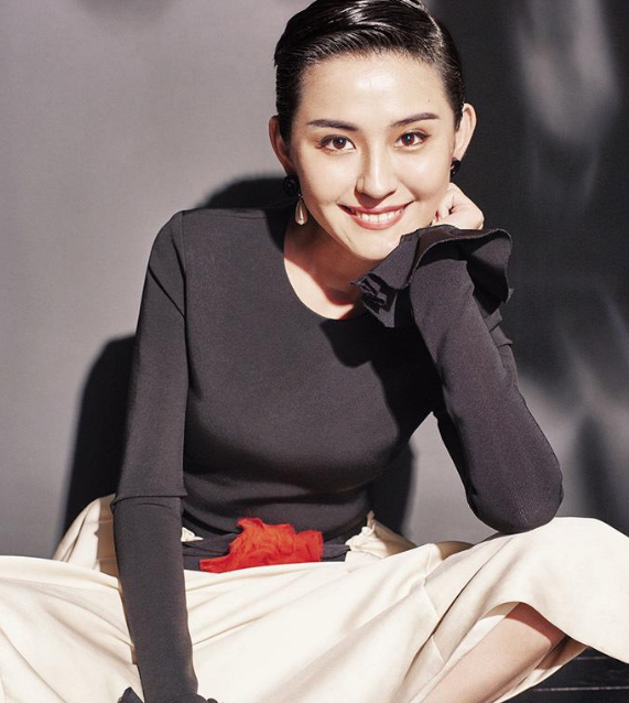 热依扎:短发造型惊艳蜕变 宁贵人变身性感