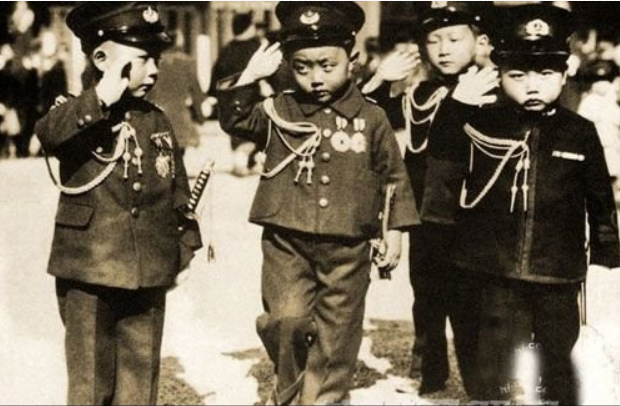 一组老照片 带你看看二战中日本军团的娃娃兵