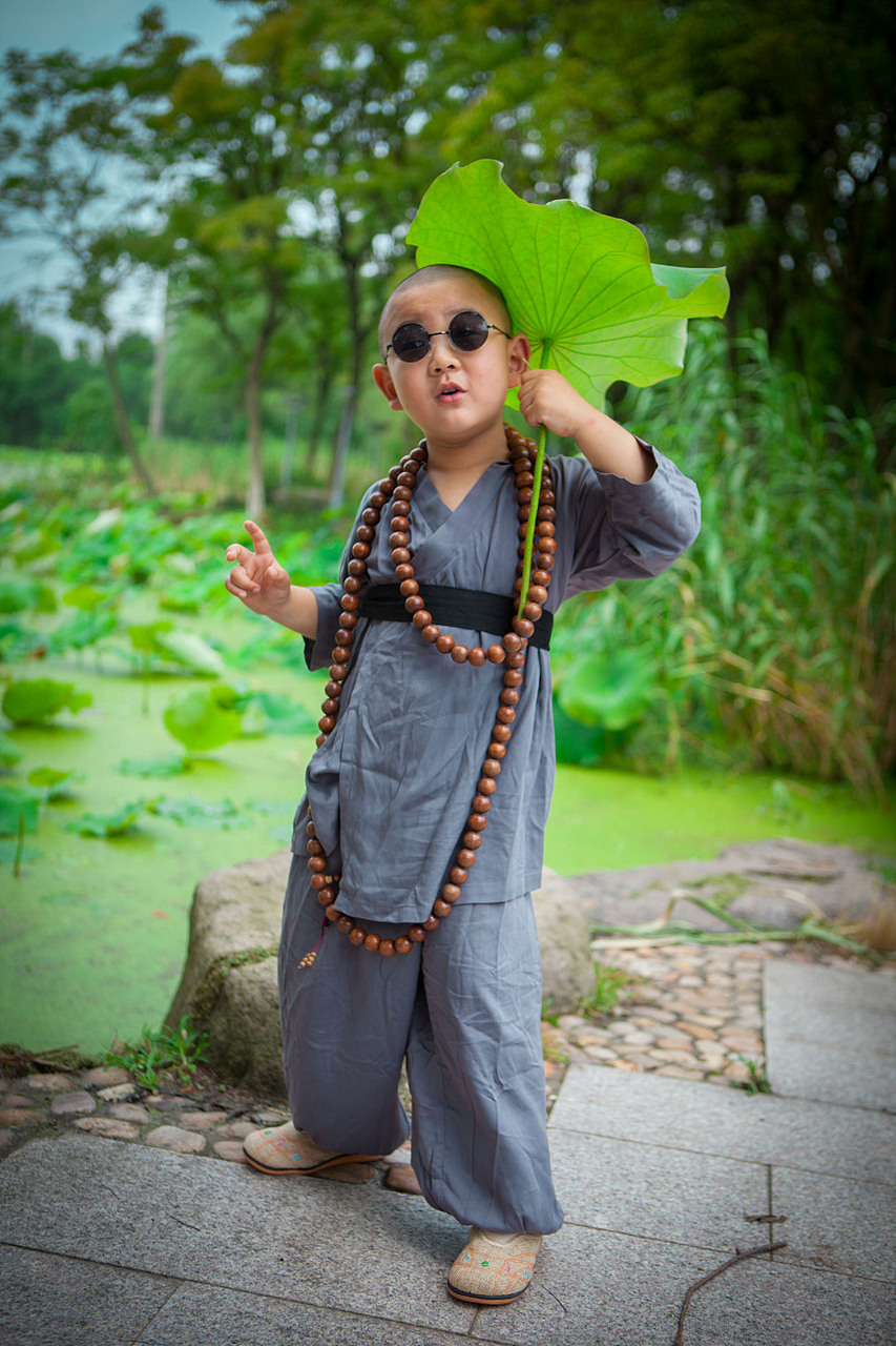 从前有个小和尚每天早上负责清扫寺庙院子里的落叶.