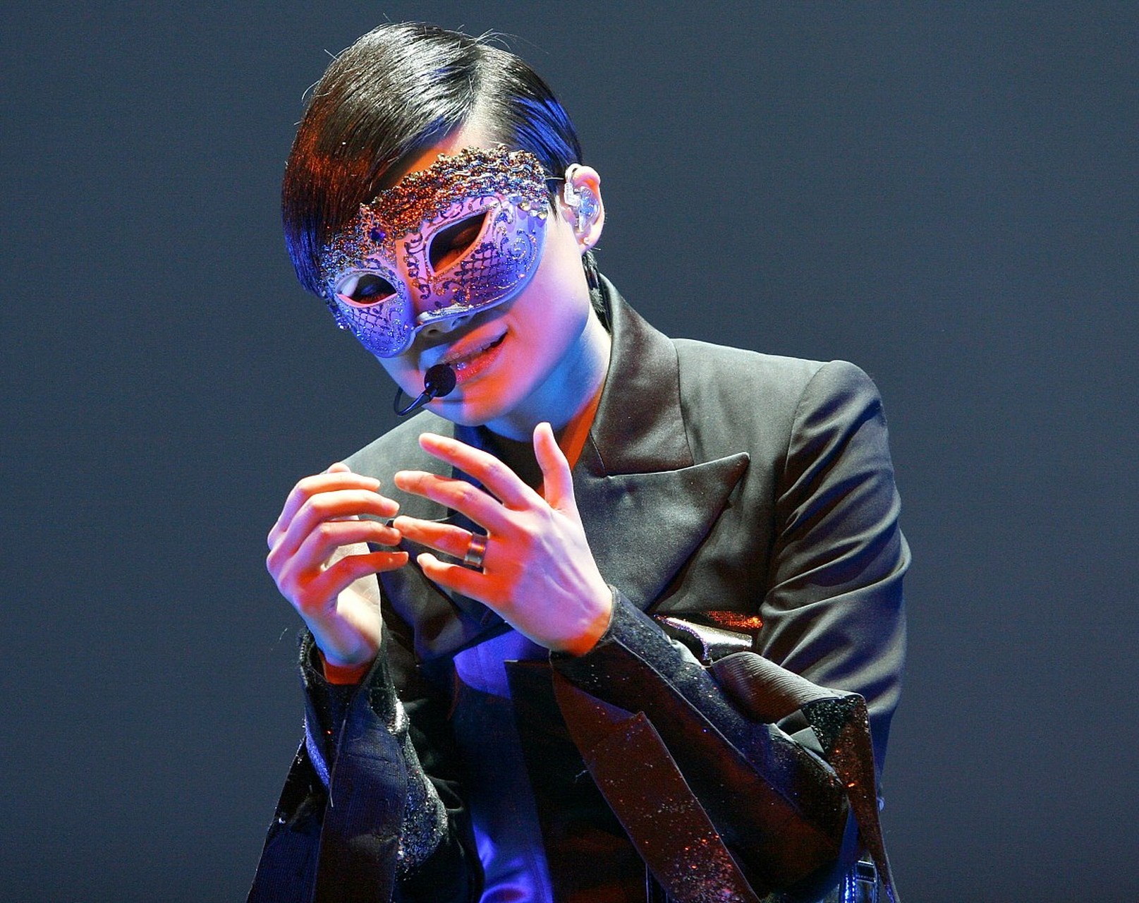 据悉韩国假面舞有"融合舞蹈,音乐,戏剧等"特点的综合文化艺术载体.