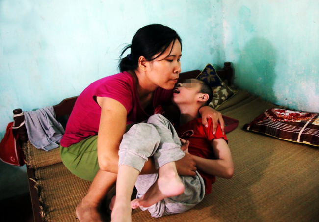 女子生下脑瘫儿被丈夫抛弃,如今独自养孩子7年丈夫早已另娶