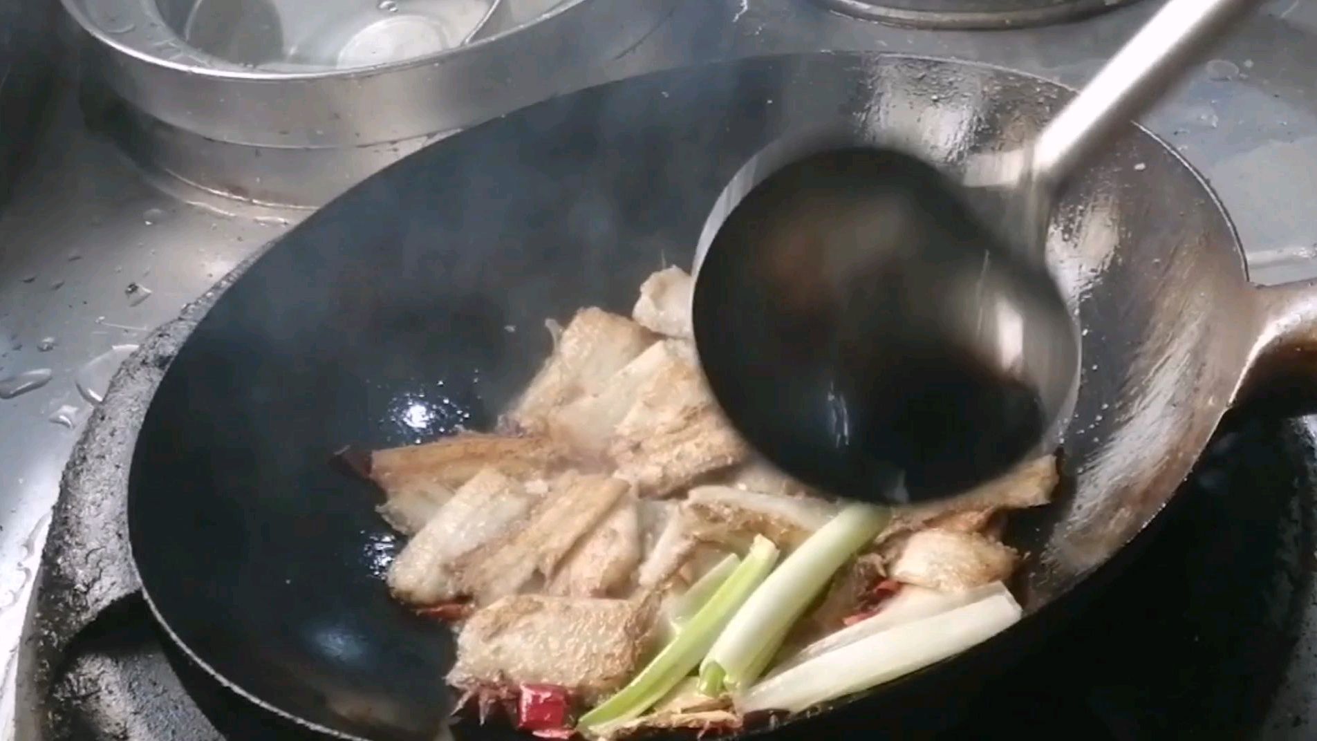 大厨教你刀鱼新吃法,不腥不腻,超下饭,学会再也不吃红烧的了