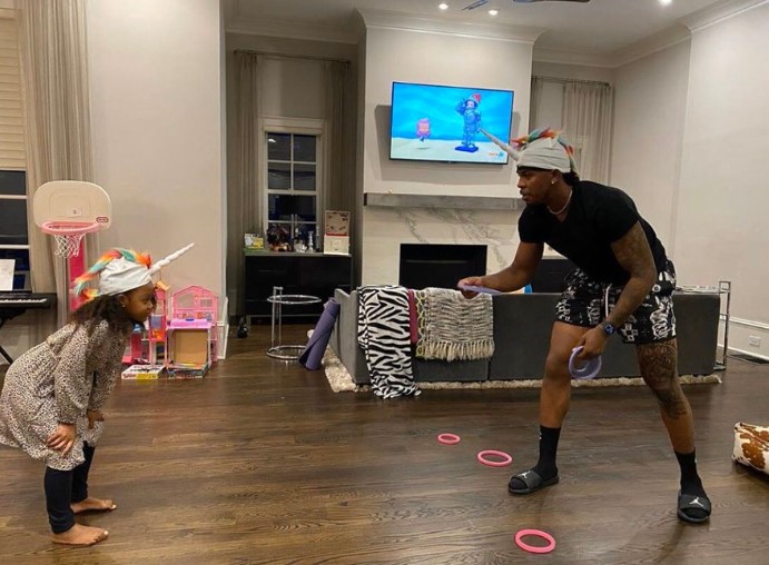 乔-约翰逊和女儿在家玩套圈游戏