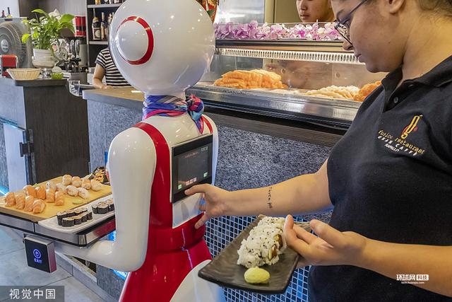 意大利一餐厅启用机器人服务员 贴心为食客送餐