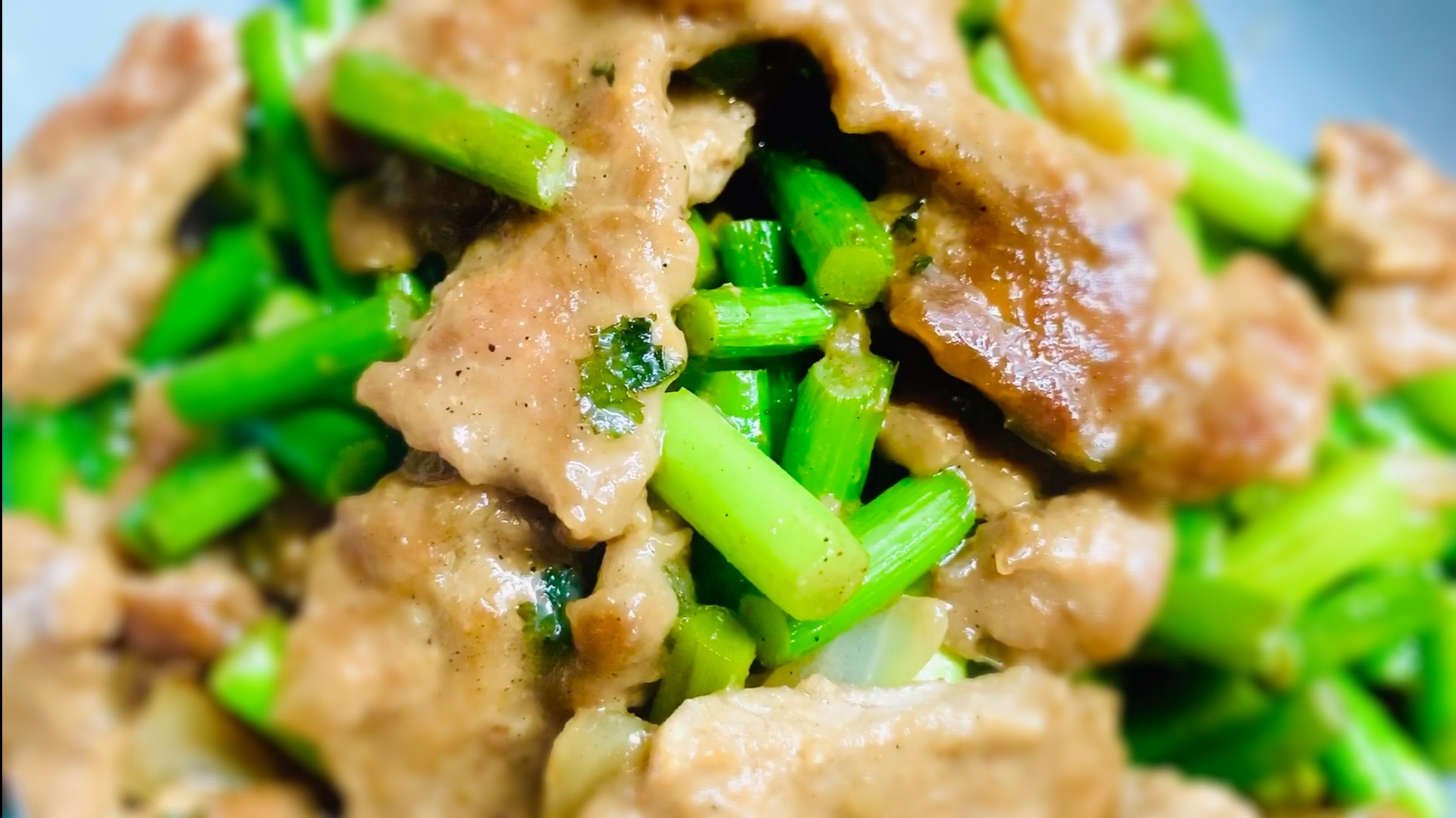 牛肉炒蒜苔,下酒菜不赖,牛肉嫩滑蒜苔爽脆,多吃一碗吧