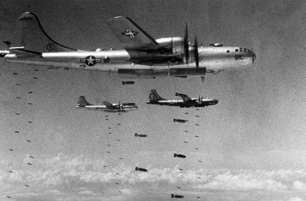 日本准备放手一搏,杀红眼的美国将军火烧东京,烟雾笼罩整个东京