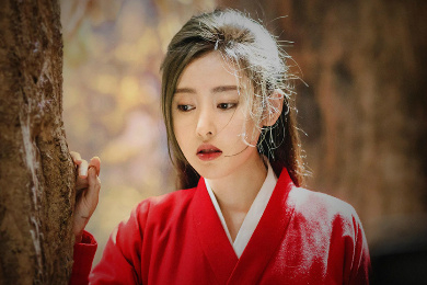 张天爱徐开聘恋情曝光,昔日爆红小花的红衣造型你都见过吗