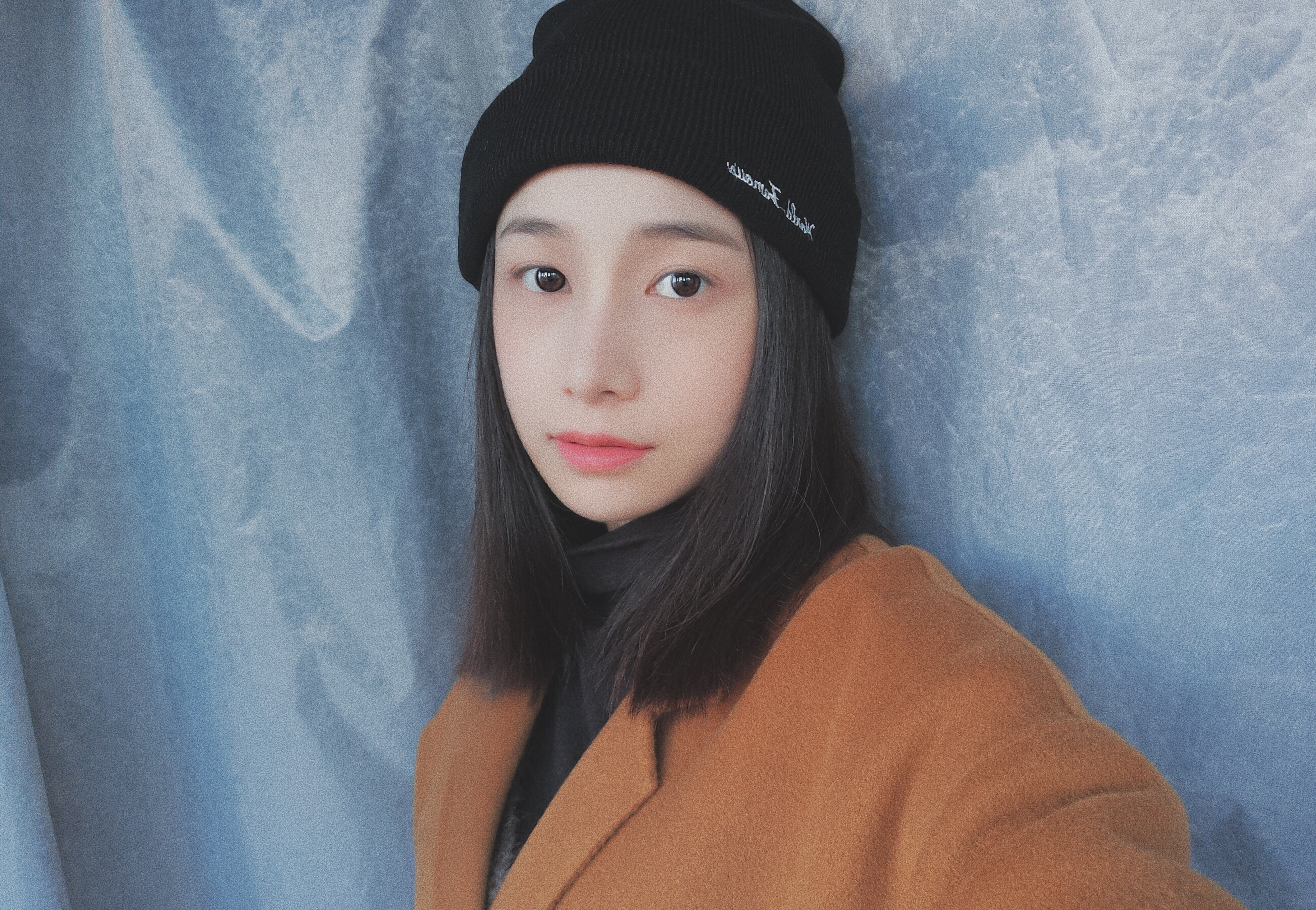 姜梓新将头发剪短了一些,一头齐脖短发干净又清新,看了也想剪